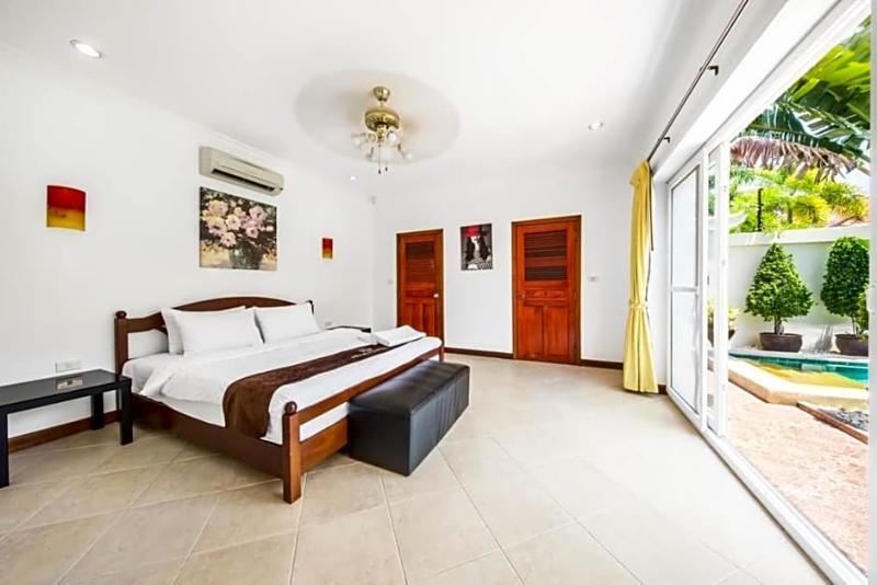 Private Beach Majestic Pool Villa Pattaya Exterior photo