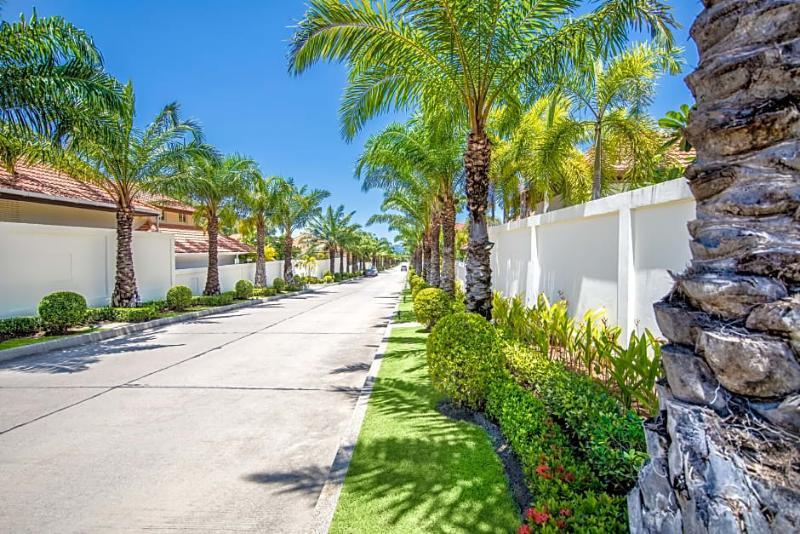 Private Beach Majestic Pool Villa Pattaya Exterior photo